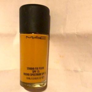 Mac NC40 Studio Fix Fluid Foundation